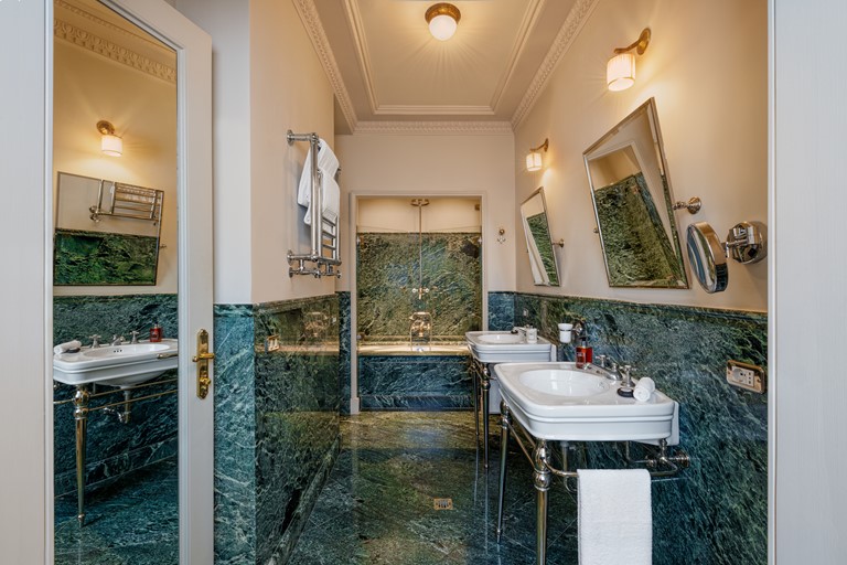 Twin Superior bathroom